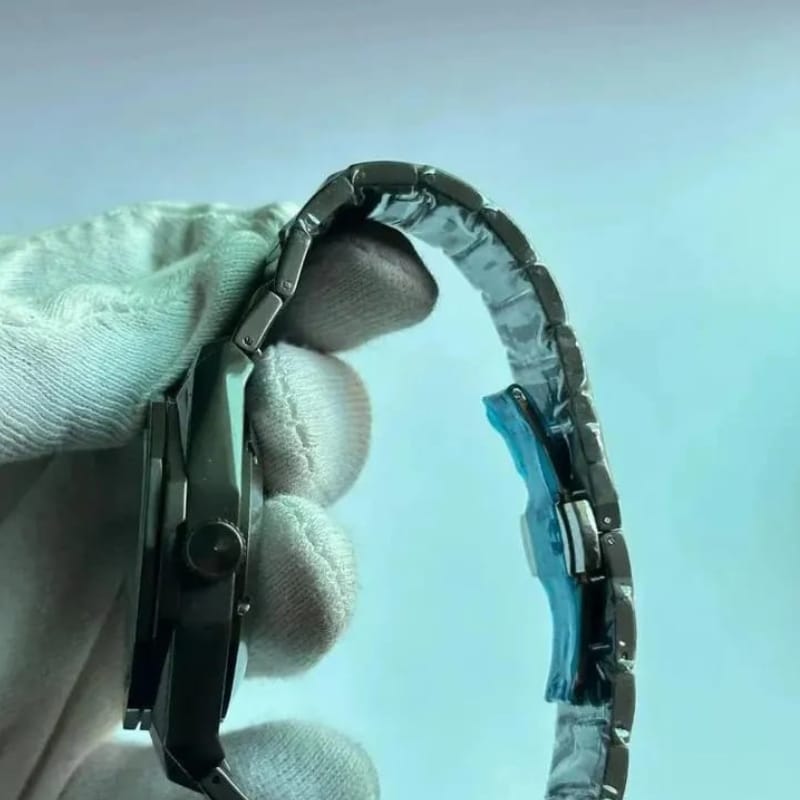 Men's Quartz Water Resistant Watch.